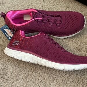 NWT Skechers Women's Virtue Show Shoe sz 9 hands free dark rose bungee laces